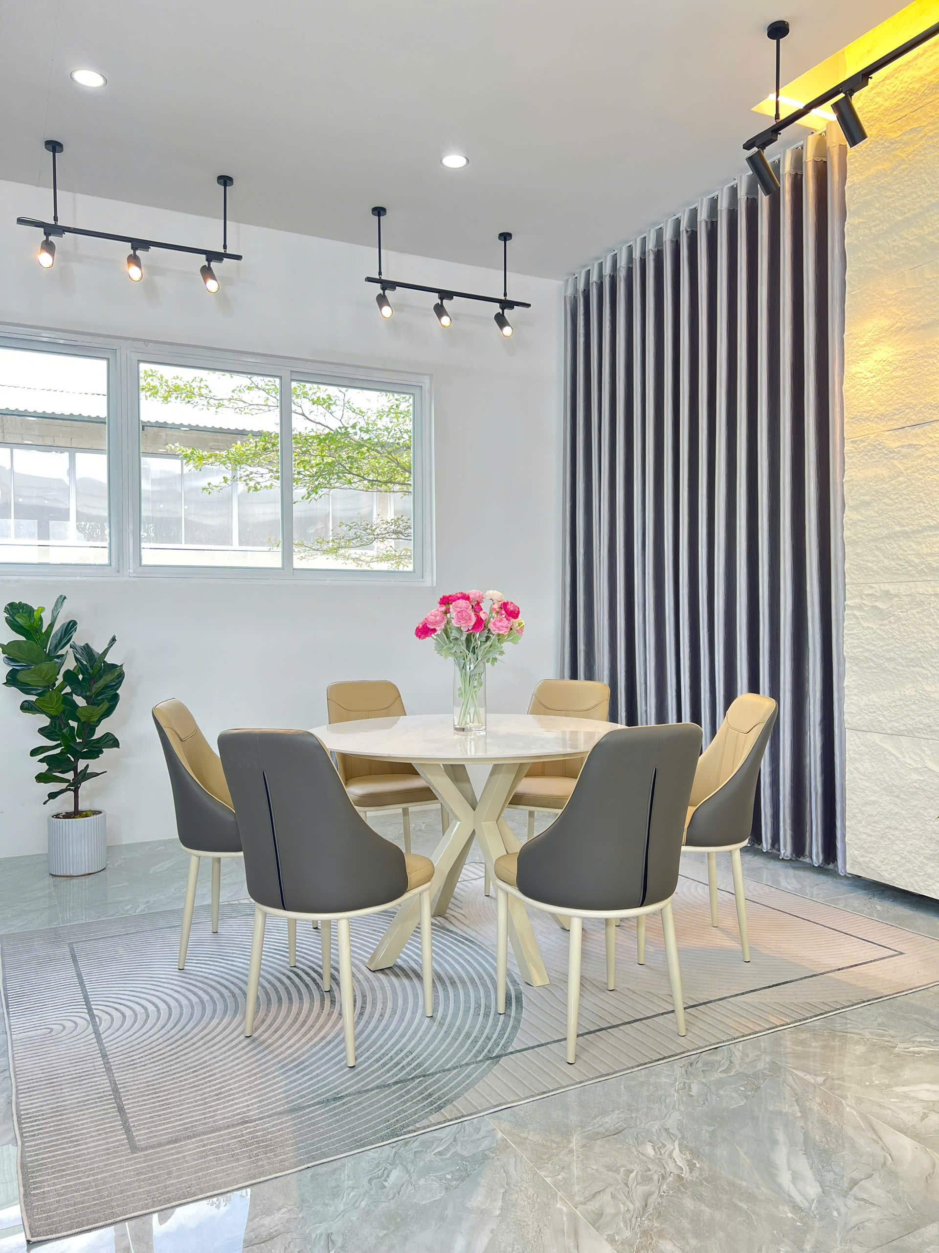 Bộ bàn ROUND-R01 ghế NOBLE - N04